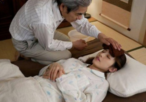 Bố chồng tận tình chăm sóc con dâu ốm yếu