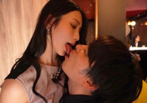 Cô nàng thích vui chơi nơi công cộng cùng chim lạ