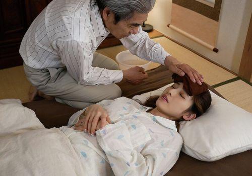 Bố chồng tận tình chăm sóc con dâu ốm yếu