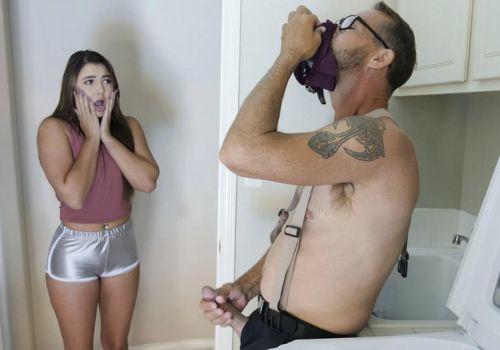 Con gái phát hiện cha ngửi quần lót rồi quyết định địt luôn ngay