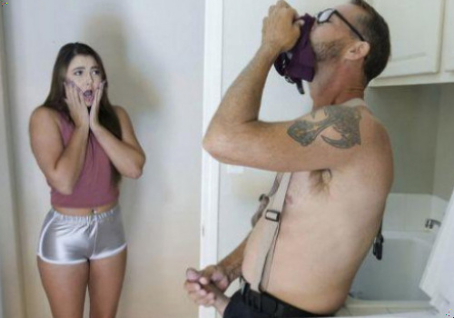 Con gái phát hiện cha ngửi quần lót rồi quyết định địt luôn ngay