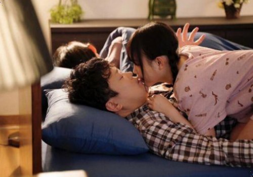 Con gái riêng của vợ bất ngờ hứng tình sang phòng gạ địt trộm