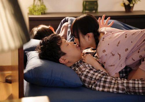 Con gái riêng của vợ bất ngờ hứng tình sang phòng gạ địt trộm