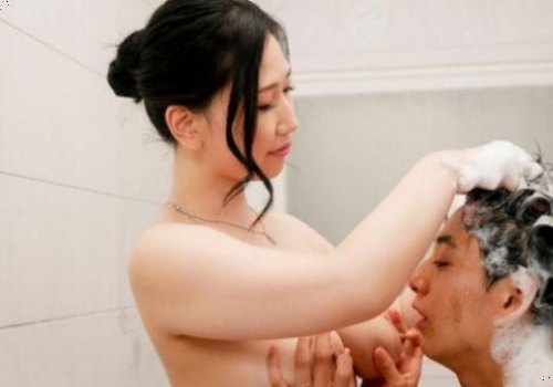 Mẹ kế nóng bỏng cùng con trai tuổi lớn mây mưa