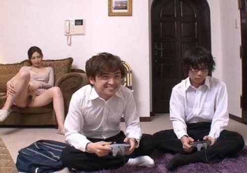 Sang nhà bạn thân chơi bị mẹ bạn gợi dục thèm chịch