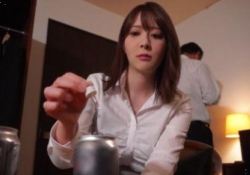 Sếp nữ mời nhậu bia nhằm tăng cảm xúc tình dục