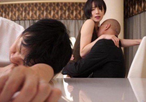 Vợ ngoan âm thầm làm tình với sếp giúp chồng thăng tiến