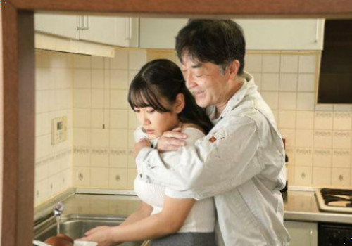 Vợ ở nhà lẳng lơ với bố chồng khi chồng đi vắng để mang thai